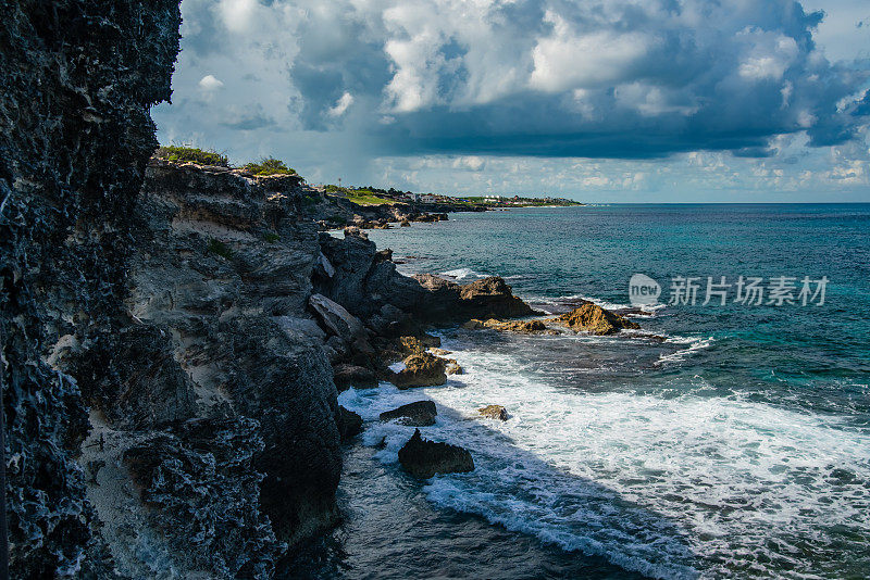 Isla Mujeres看着加勒比海对面的墨西哥坎昆